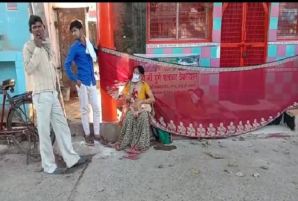 Hardoi: woman gave birth to child at the temple frame amid lockdown