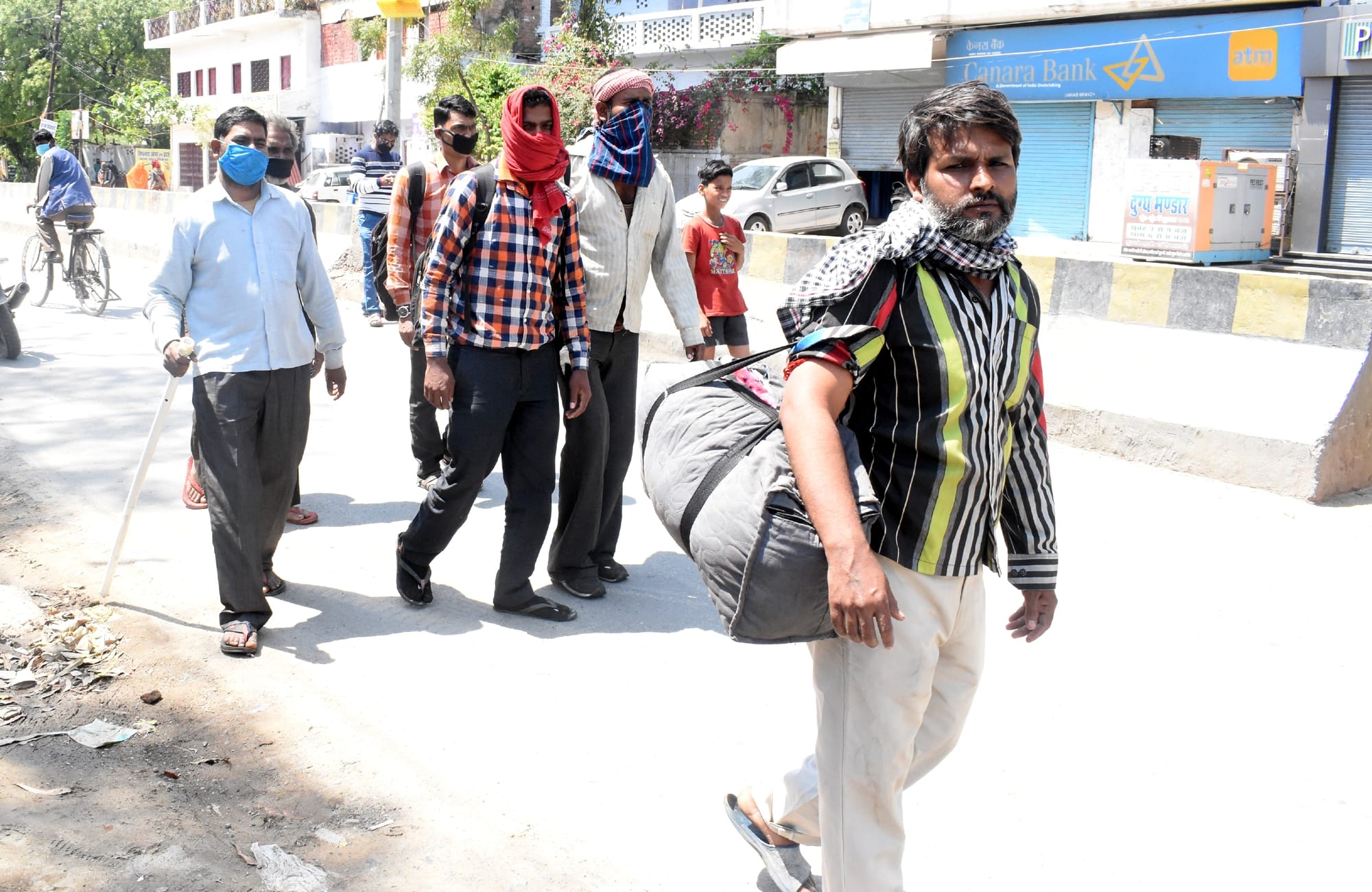 lockdown in up: Son walked on the journey of 700 km on foot