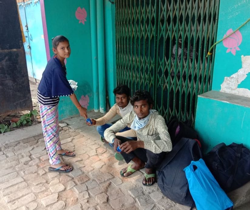 lockdown in up: Son walked on the journey of 700 km on foot