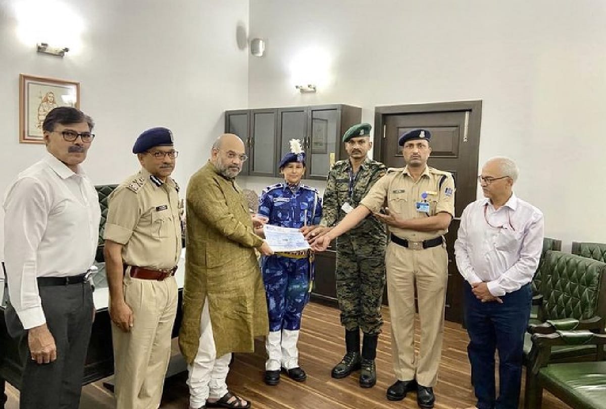 Narendra Modi PM CARES Fund: Piyush Goyal Suresh Angadi Paramilitary forces personnels Railway and PSU employees and other donate for Coronavirus