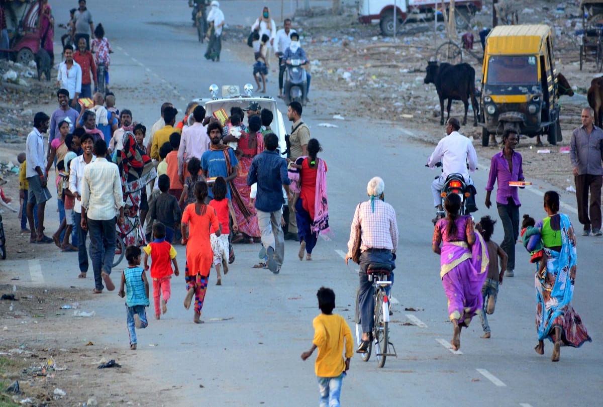 Hundreds of laborers trapped in the city in search of livelihood