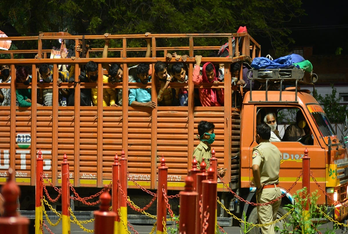 Artisans who came to hang Morari Bapu's pandal also got caught in lockdown