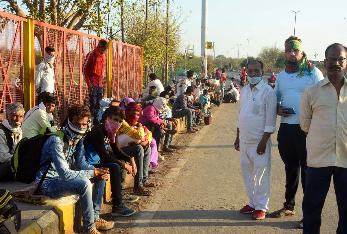 Artisans who came to hang Morari Bapu's pandal also got caught in lockdown