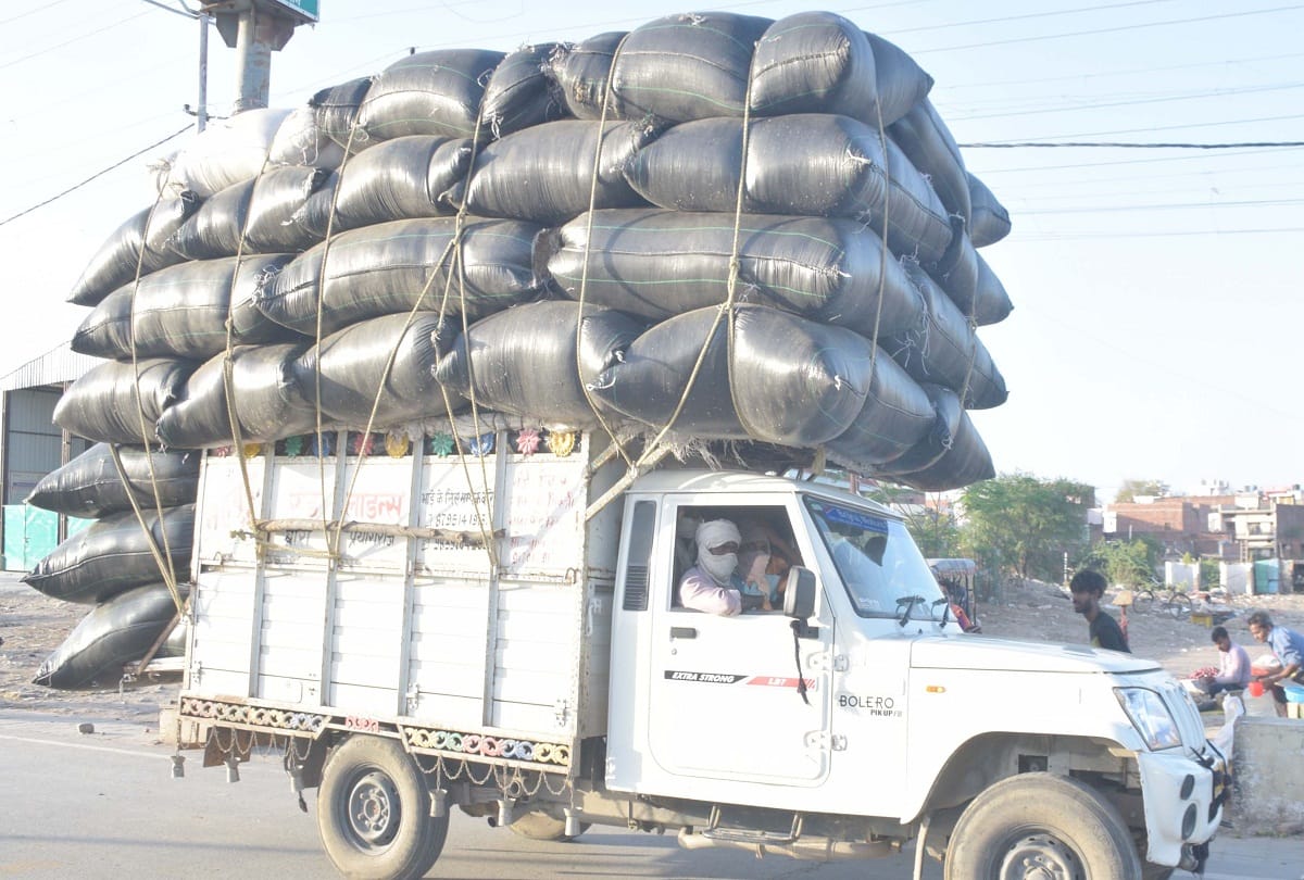 Necessary materials reach street street after opening of wholesale market, trouble still in many places