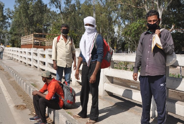 Laborers continues migrating from many cities of Punjab between curfew