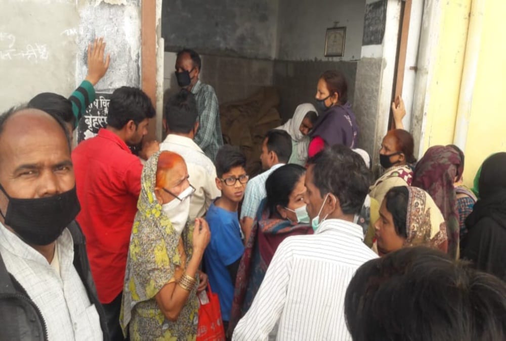 Coronavirus Lockdown in Uttarakhand : Public Crowd In ration shop, Not Aware for Social Distancing
