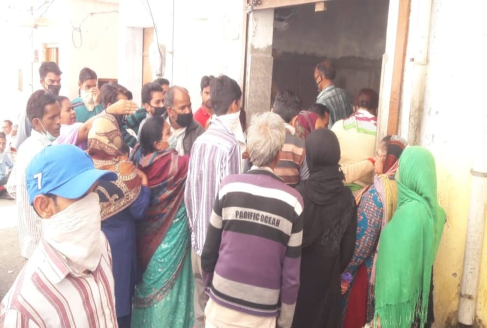 Coronavirus Lockdown in Uttarakhand : Public Crowd In ration shop, Not Aware for Social Distancing