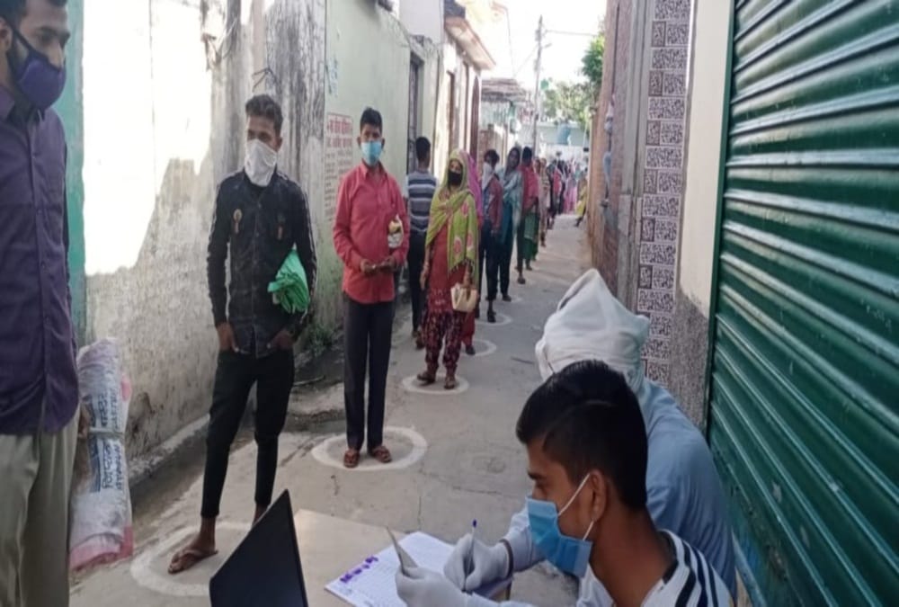 Coronavirus Lockdown in Uttarakhand : Public Crowd In ration shop, Not Aware for Social Distancing