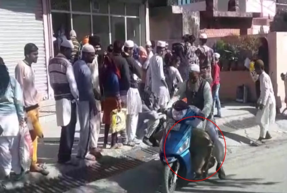 Coronavirus Lockdown in Uttarakhand : Public Crowd In ration shop, Not Aware for Social Distancing