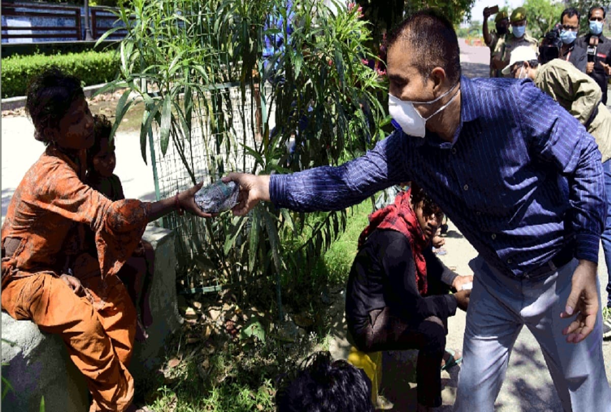 uttar pradesh corona lockdown many young man reached in Lucknow from Delhi with an elderly on his shoulder see photos