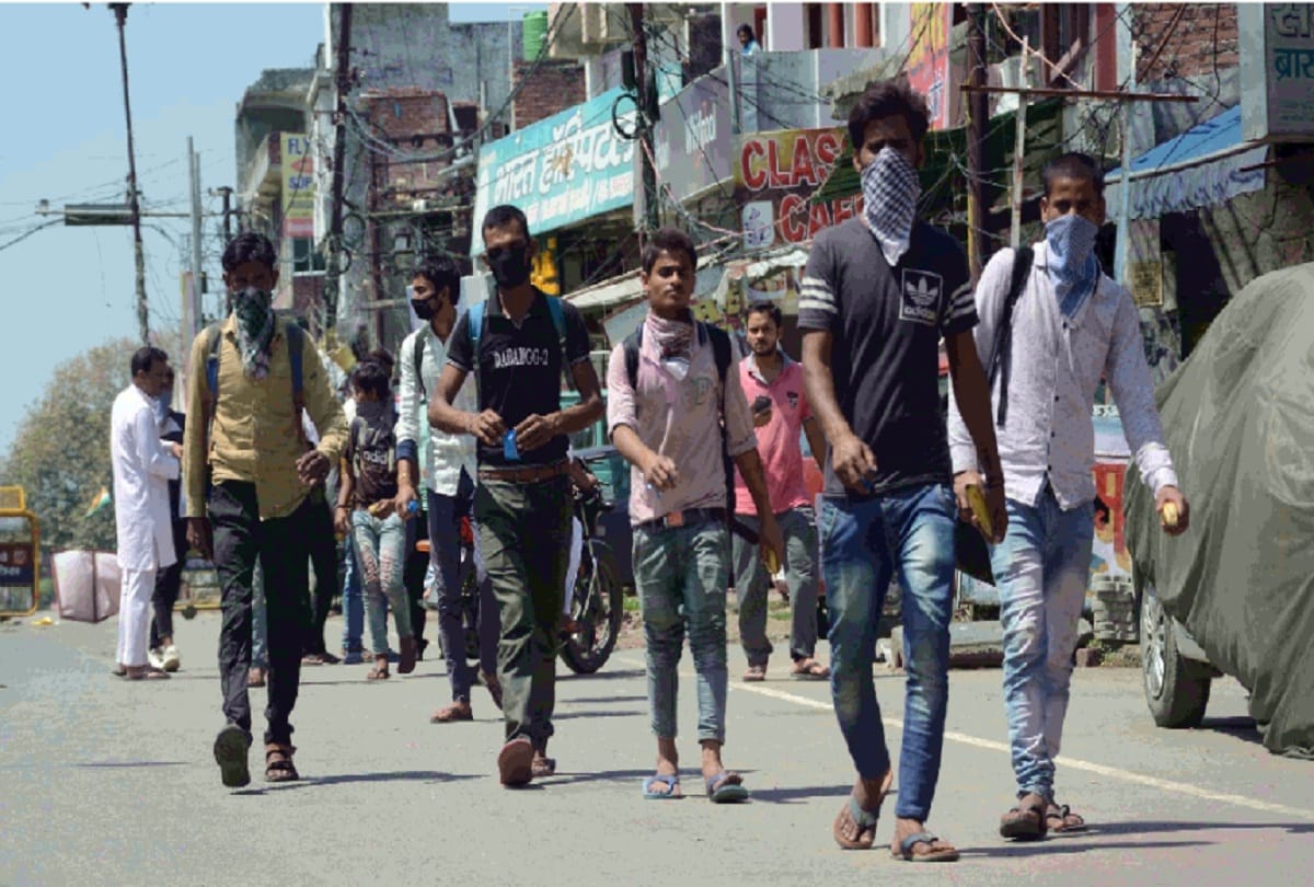 uttar pradesh corona lockdown many young man reached in Lucknow from Delhi with an elderly on his shoulder see photos
