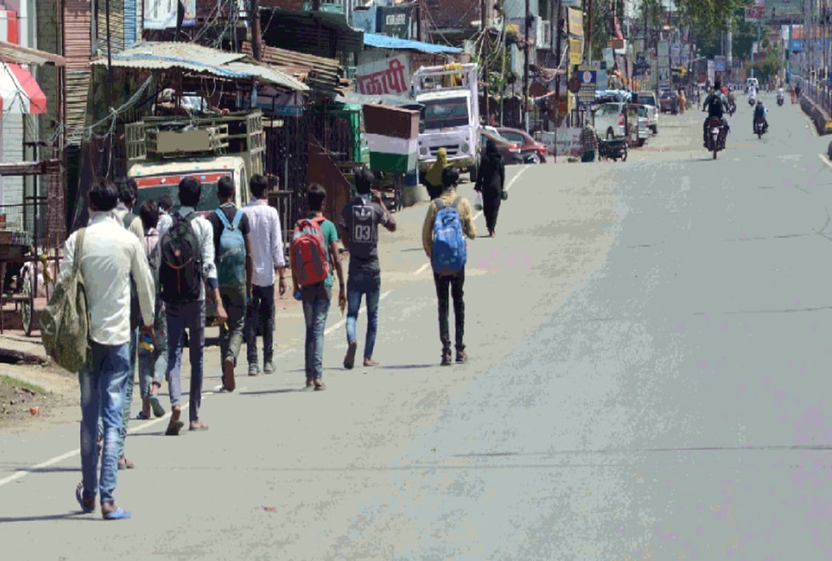 uttar pradesh corona lockdown many young man reached in Lucknow from Delhi with an elderly on his shoulder see photos