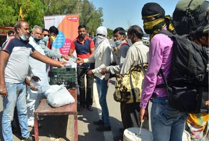 lockdown update Amar Ujala Foundation Food provided to the Migrant workers in agra