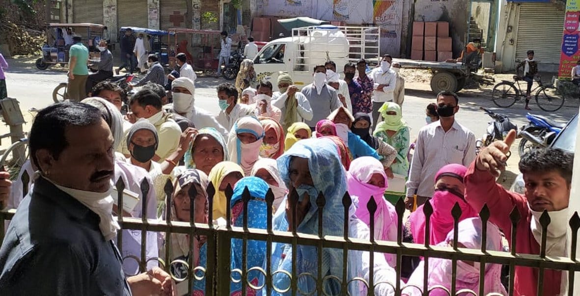 3682 allowance reached in the accounts of laborers, crowds hit banks