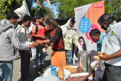 lockdown update Amar Ujala Foundation Food provided to the Migrant workers in agra