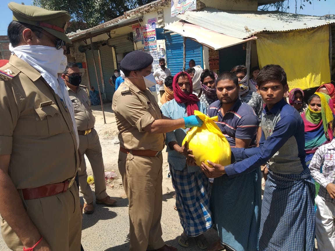 The caravan of servicemen increased along with the needy
