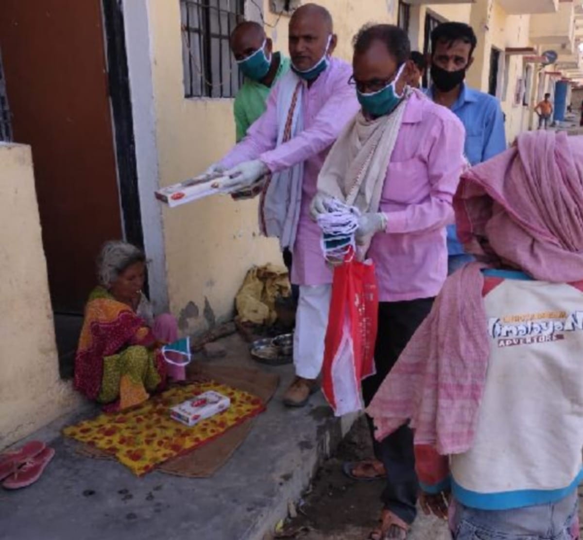 coronavirsu lockdown Food provided to poor and hungry on tehrvi sanskar in mirzapur