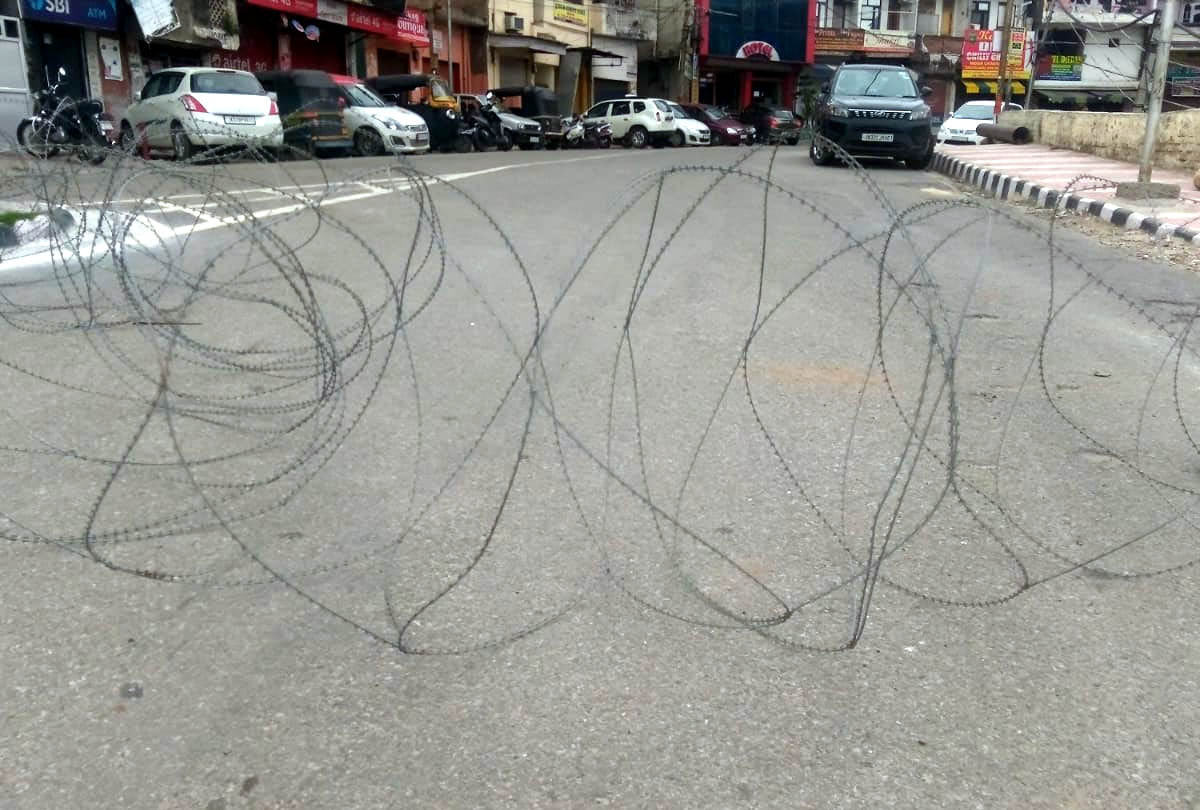 coronavirus jammu kashmir news, youth closed entrance to village and imposed restrictions on arrival of people