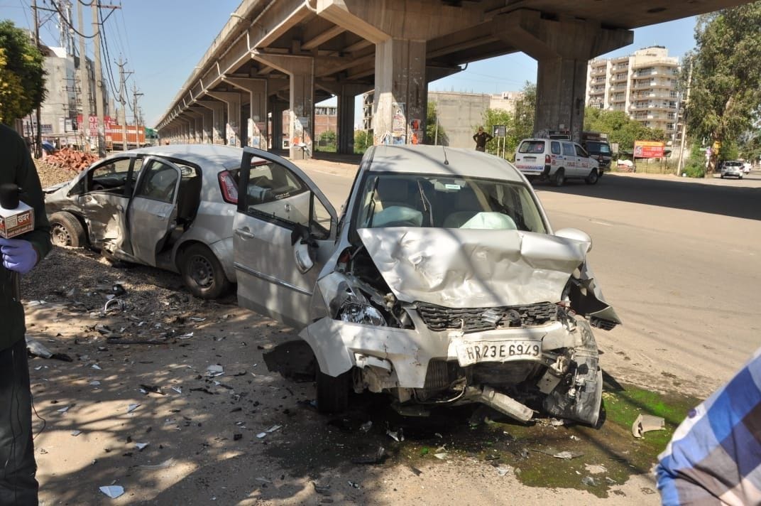 Two vehicles collided, driver badly injured
