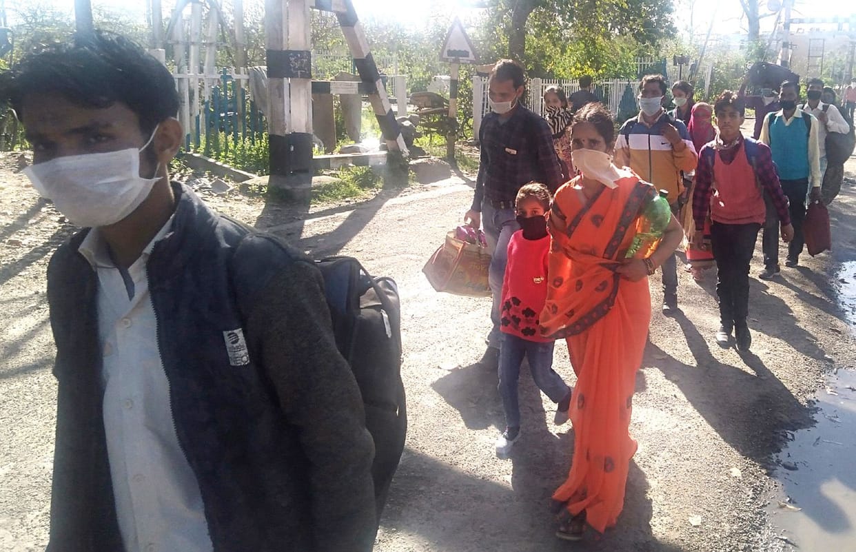 Long queues of workers reminding of partition