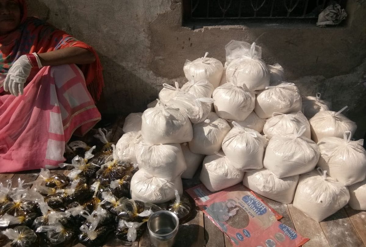 lockdown update transgender flour and oil provided to the poor family in agra