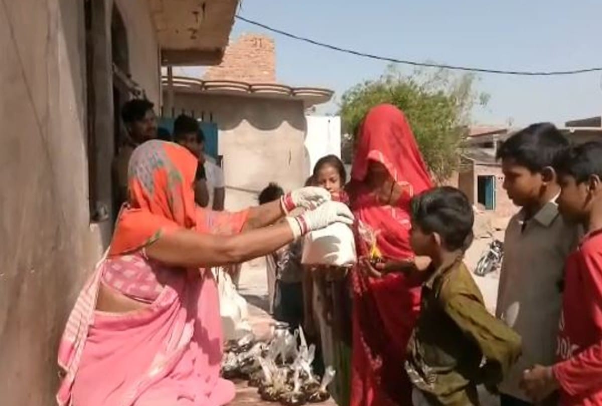 lockdown update transgender flour and oil provided to the poor family in agra