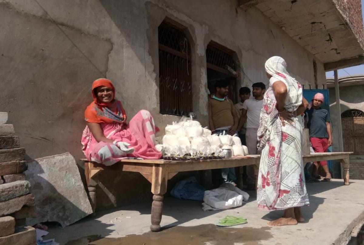 lockdown update transgender flour and oil provided to the poor family in agra