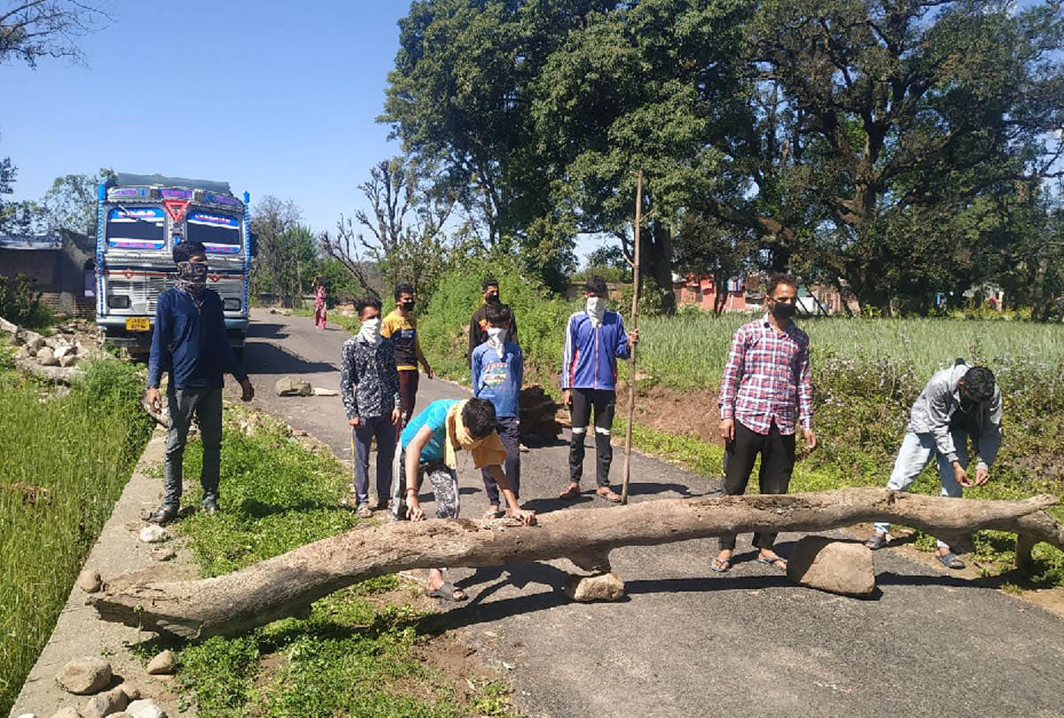 coronavirus jammu kashmir news, youth closed entrance to village and imposed restrictions on arrival of people