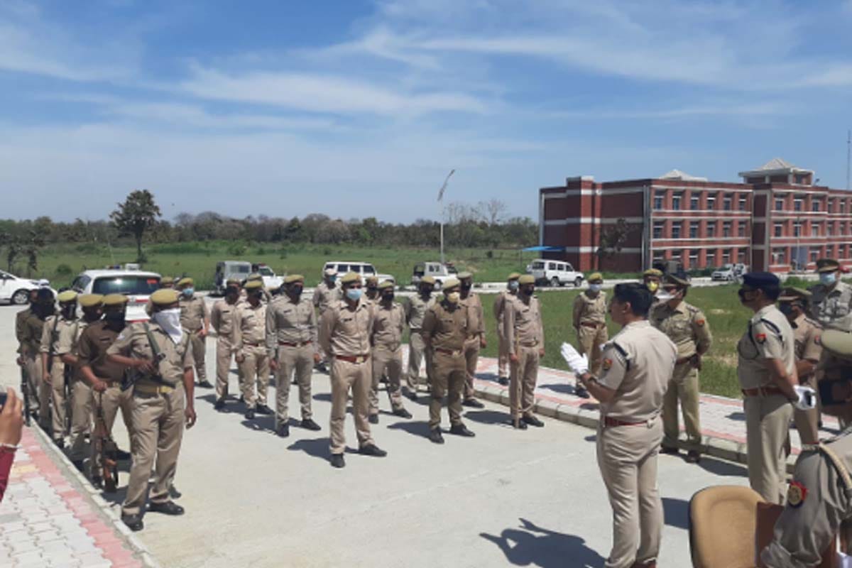 Lockdown Update in UP: migrant workers stay in quarantine centers in saveral district in UP