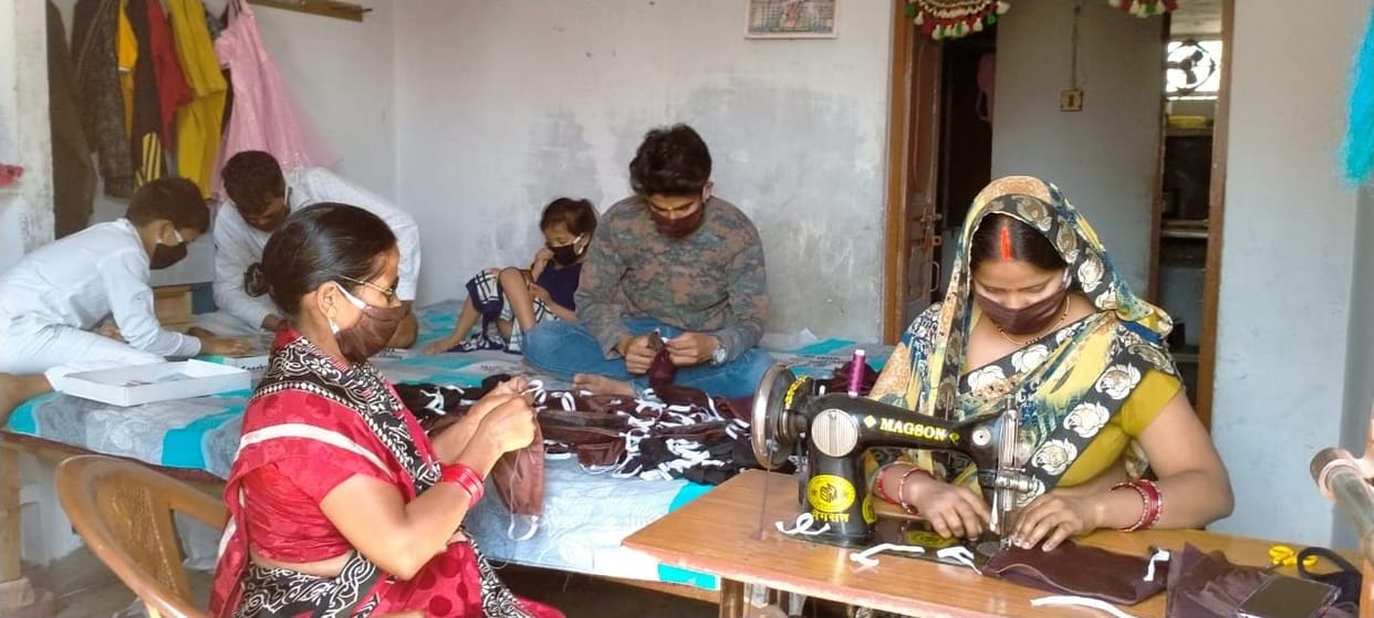 Student leader Deepak is making a family mask for the poor