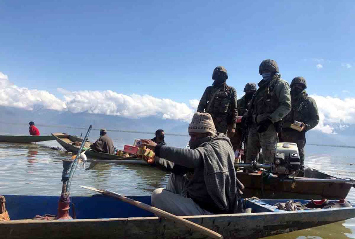 MARCOS under Watlab Sector reach out to fishermen community in Wular Lake to spread awareness about COVID19