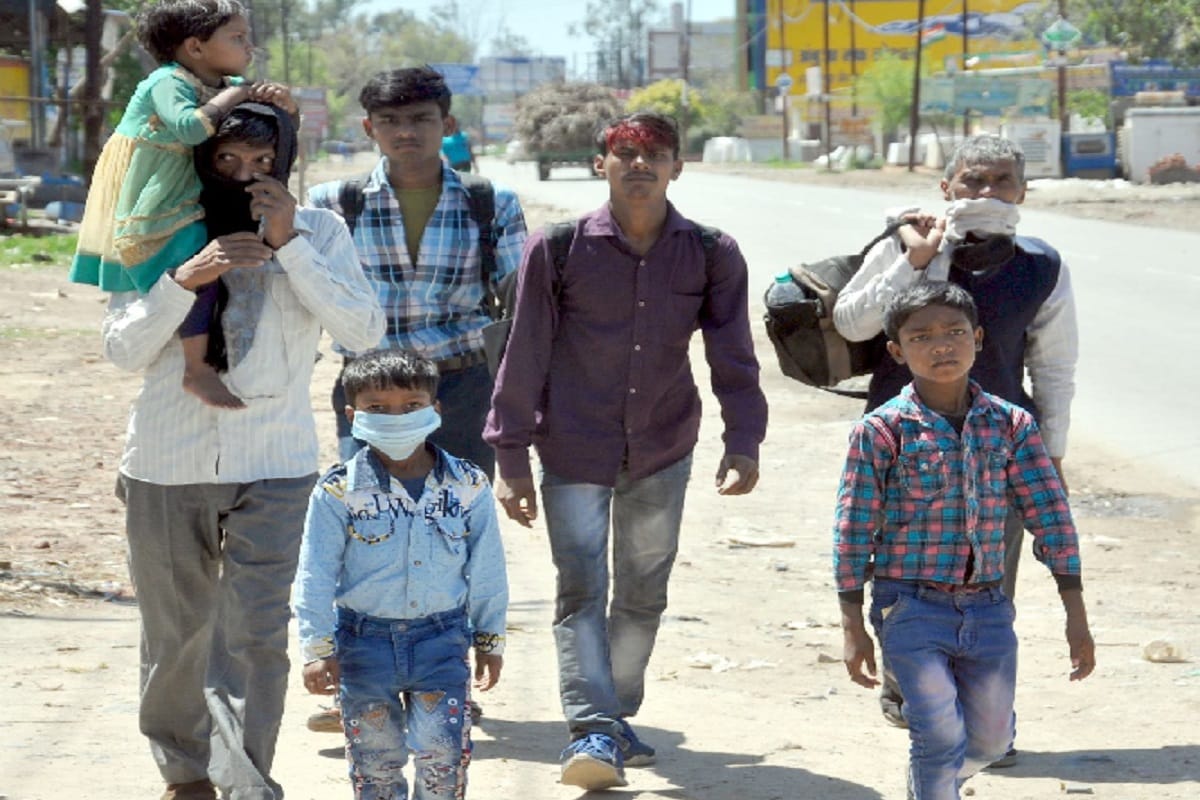Lockdown Shamli Update, Peoples walking on foot in hungry at Shamli of Uttar Pradesh