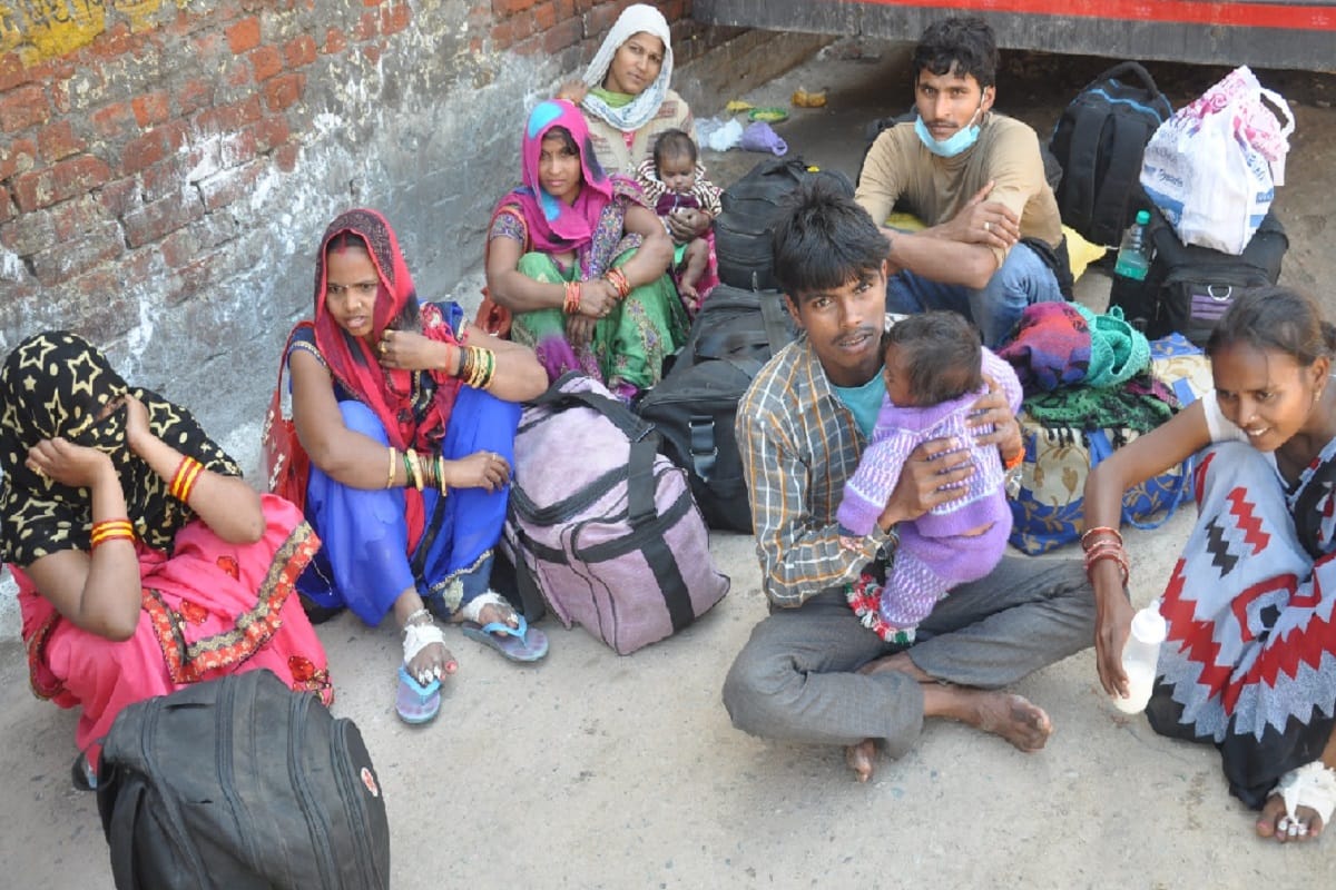 Lockdown Shamli Update, Peoples walking on foot in hungry at Shamli of Uttar Pradesh