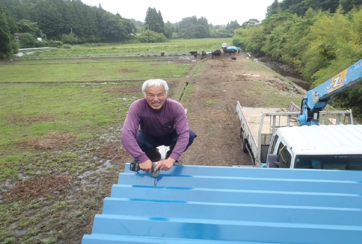 the guardian of animals Naoto Matsumura Lives Alone In A Radioactive Town tomioka in japan