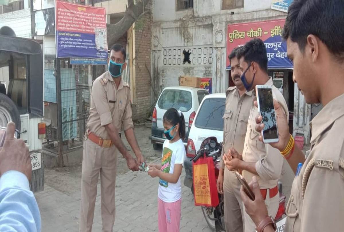 Seven year old Agrima handed over piggy to the police, saying, help the needy one