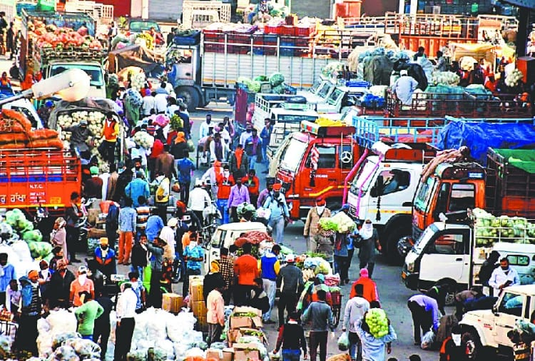 Crowd of people at vegetable market and outside banks during curfew in Punjab
