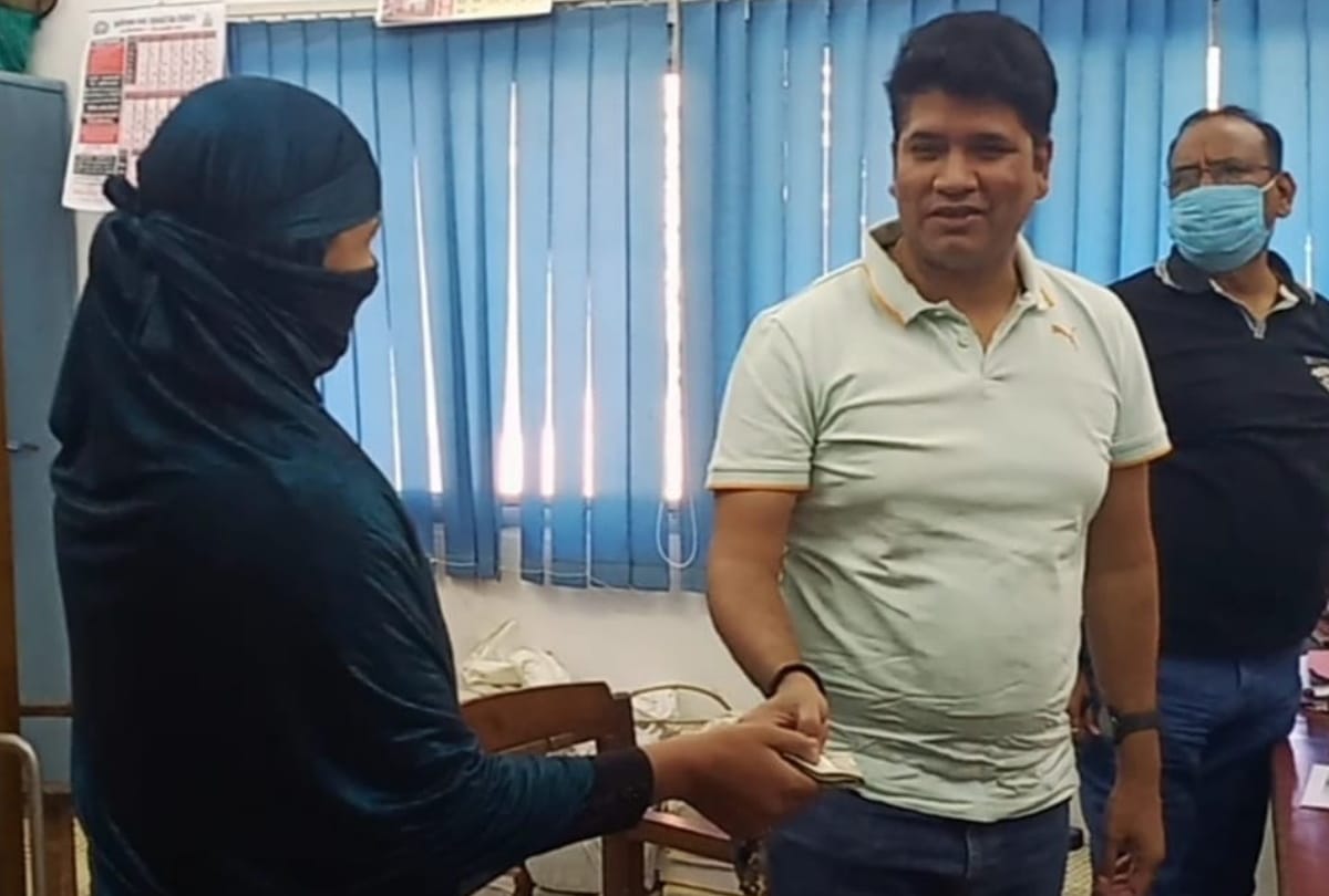 Muslim Student gave ten thousand to rescue from Coronavirus in sant kabir nagar