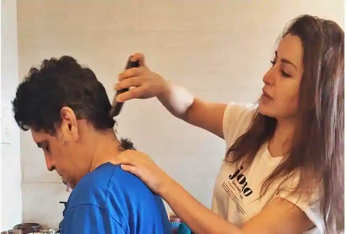 shweta tiwari make hairstylist cut the hair her son during lockdown