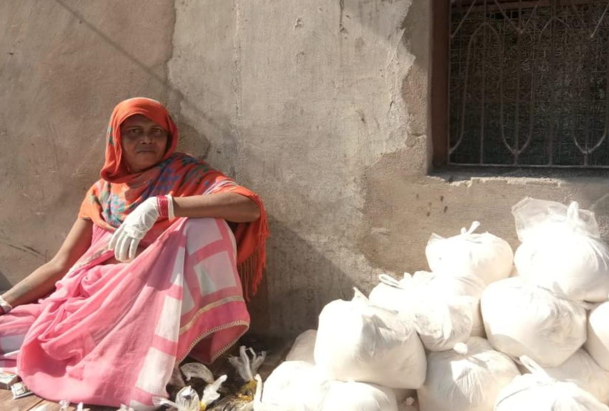 lockdown update transgender flour and oil provided to the poor family in agra