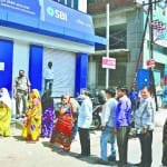बैंक में लगी कतार