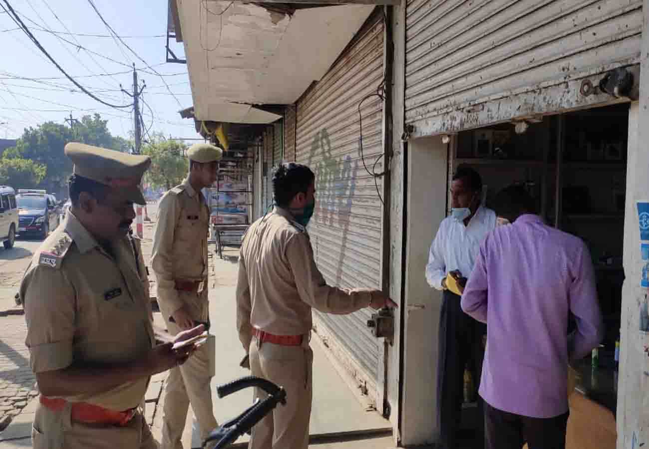 Police told about the danger from Corona, people wandering the streets unnecessarily in auraiya