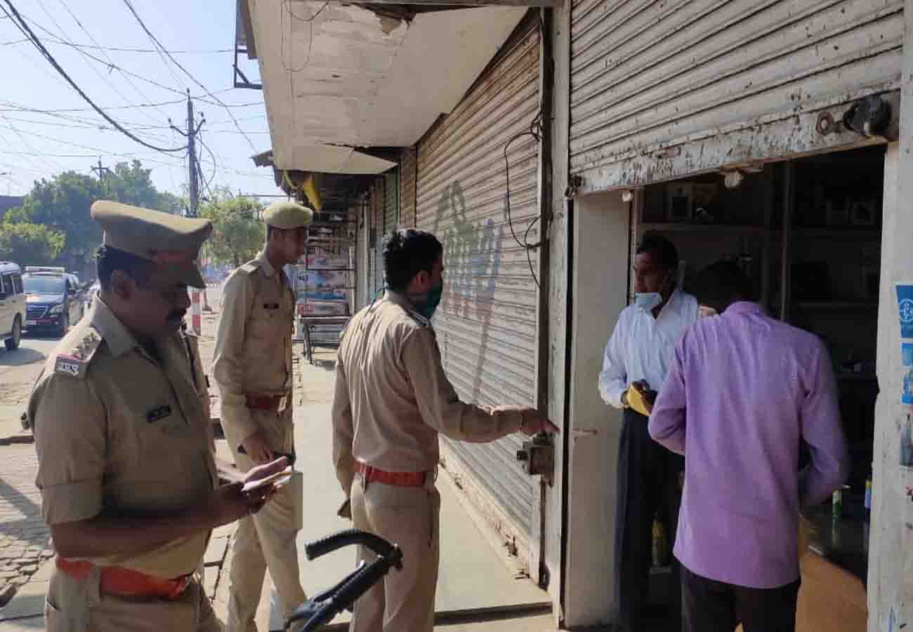 Police told about the danger from Corona, people wandering the streets unnecessarily in auraiya
