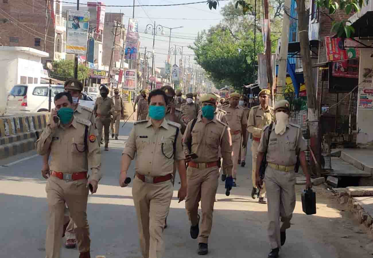 Police told about the danger from Corona, people wandering the streets unnecessarily in auraiya