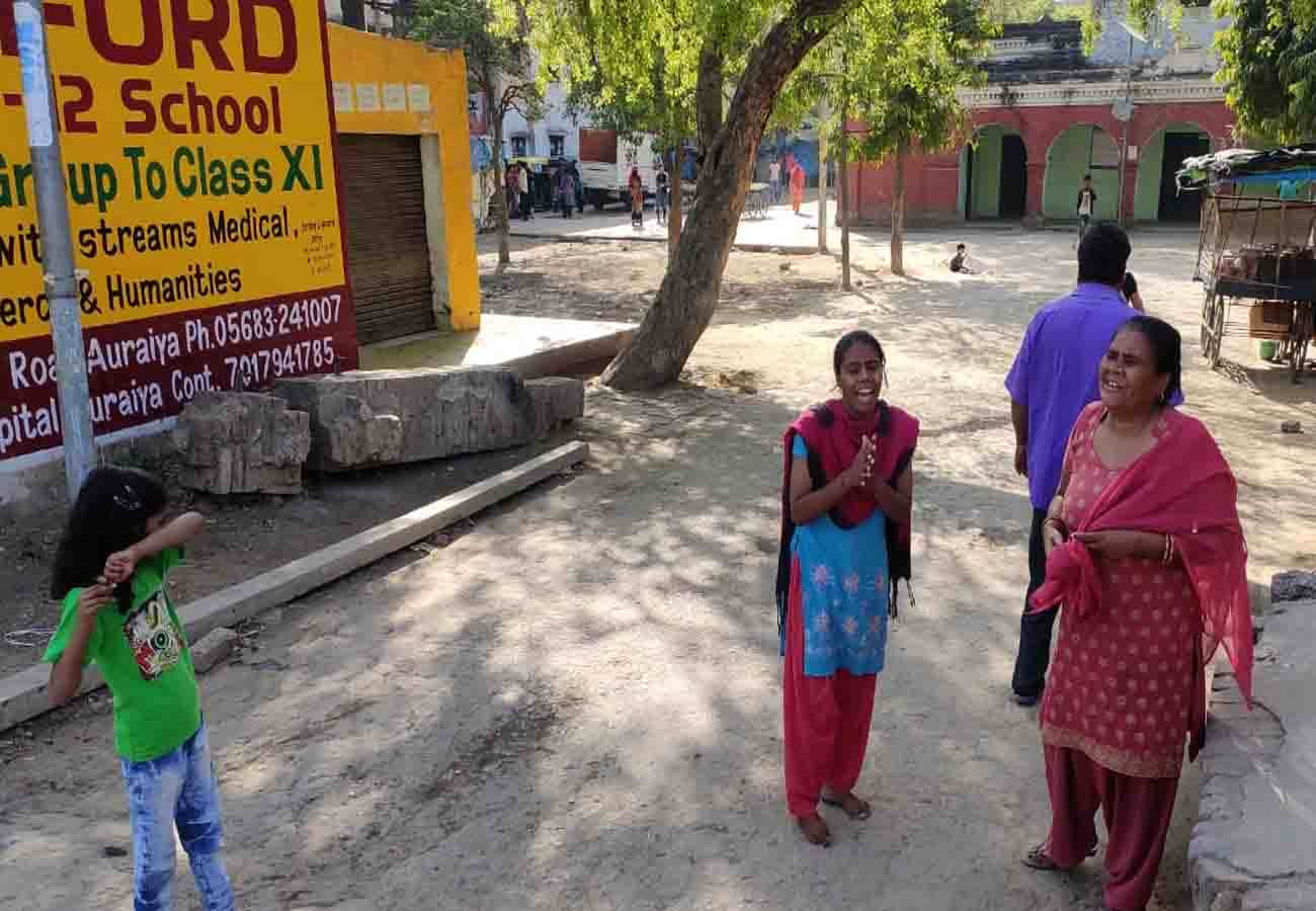 Police told about the danger from Corona, people wandering the streets unnecessarily in auraiya