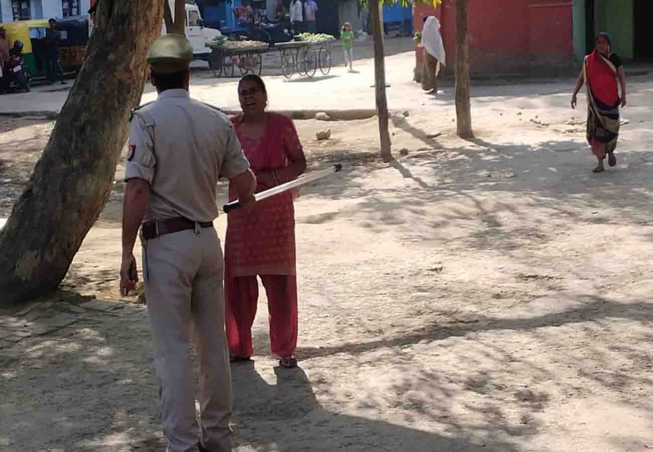 Police told about the danger from Corona, people wandering the streets unnecessarily in auraiya