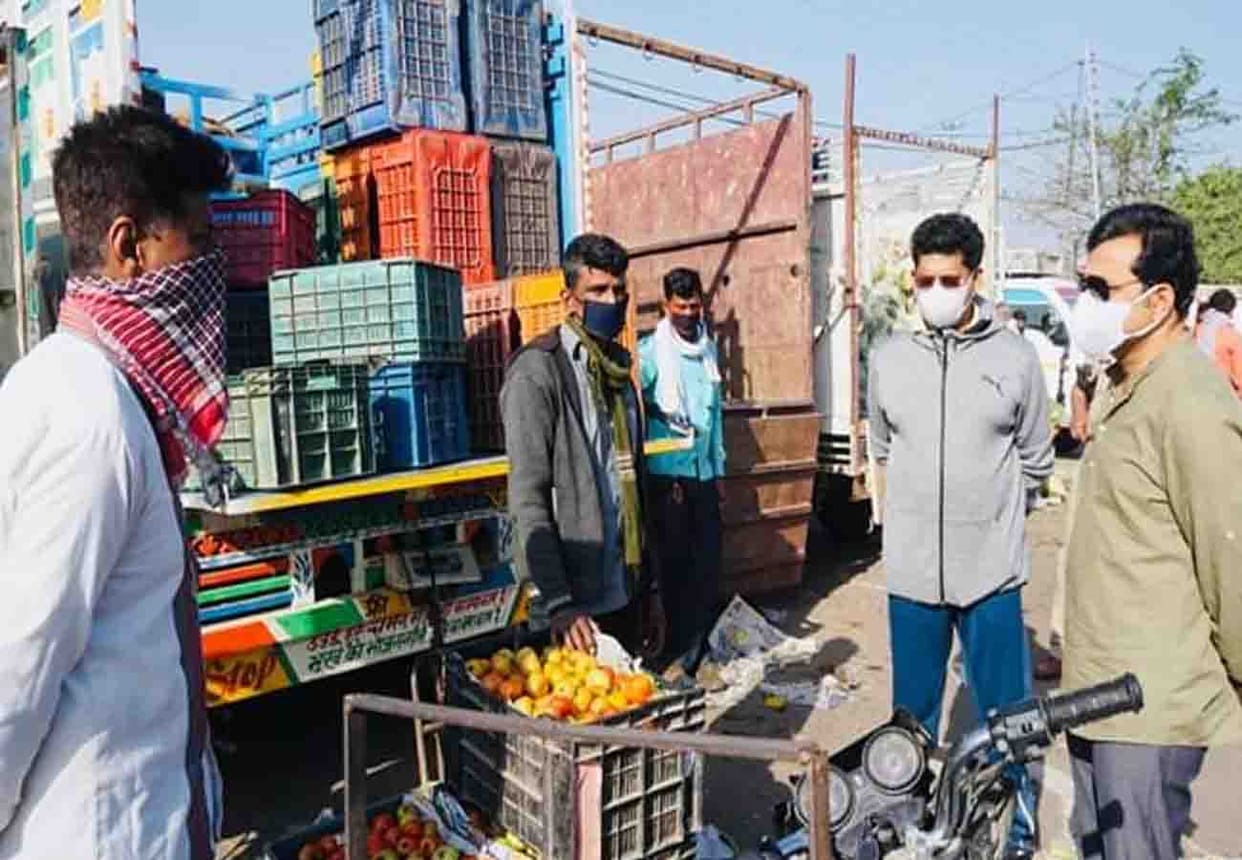 coronavirus lockdown in kanpur, police alert on shopkeepers black marketing