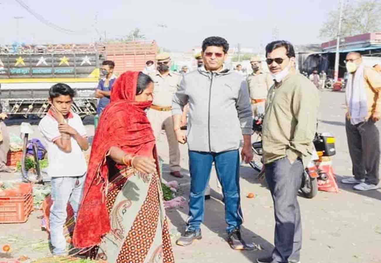 coronavirus lockdown in kanpur, police alert on shopkeepers black marketing