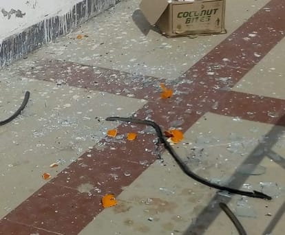 40 passengers kept from the quarantine center of a hospital in Azamgarh broke window and door