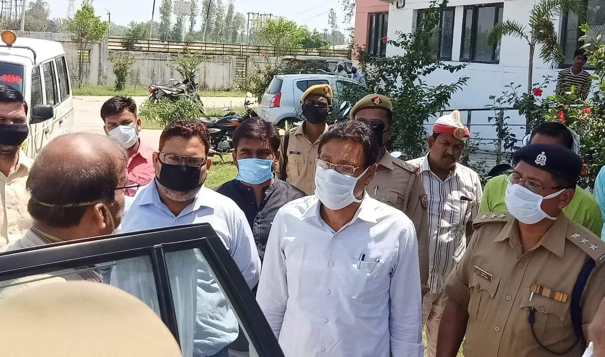 40 passengers kept from the quarantine center of a hospital in Azamgarh broke window and door