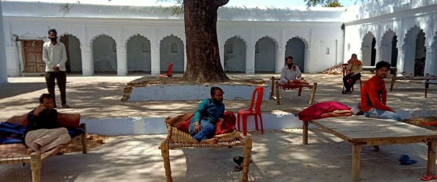rasookhadaar pahunche gharon mein, gareebon ne lee mandir mein sharan